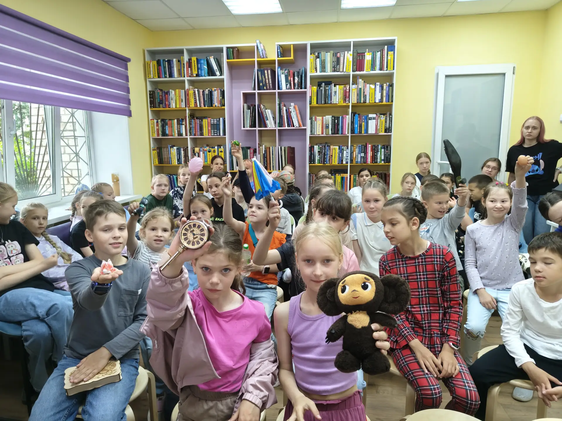 Сегодня библиотека вместе с ребятами из летнего лагеря Детской школы искусств отправилась в гости к 