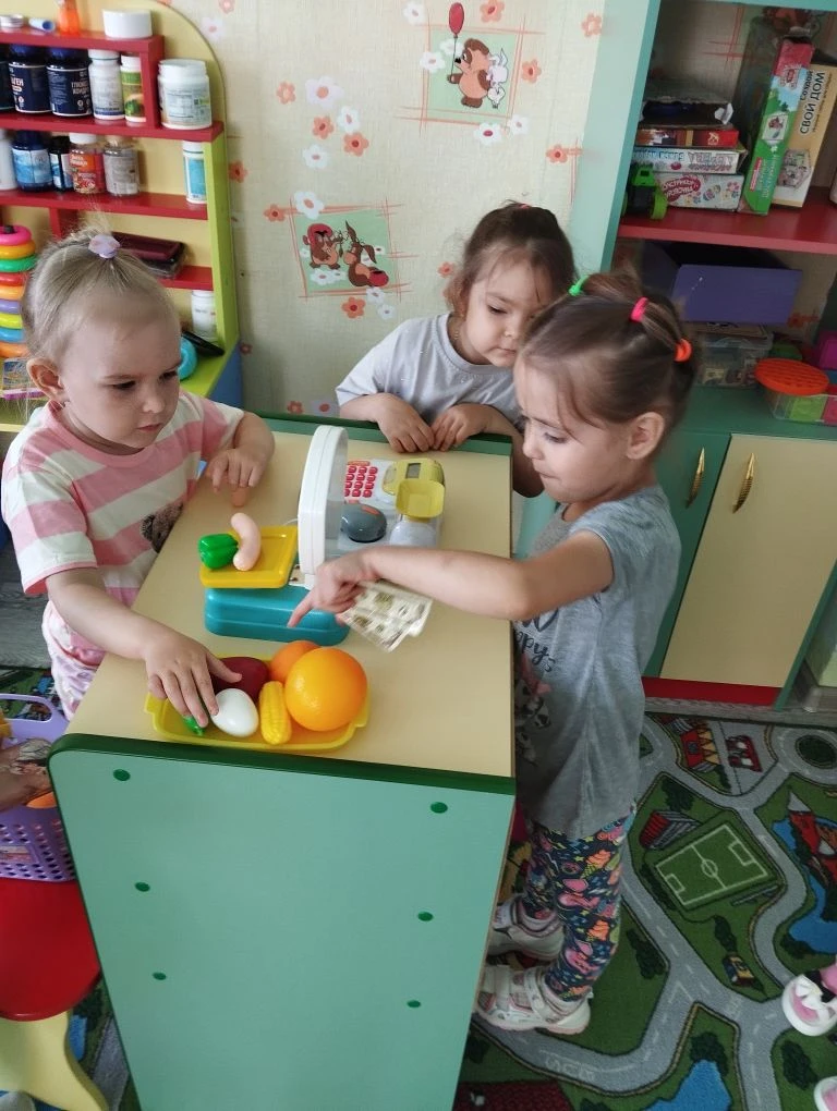 Сюжетно- ролевая игра обладает огромным развивающим значением для детей дошкольного возраста. В ней 