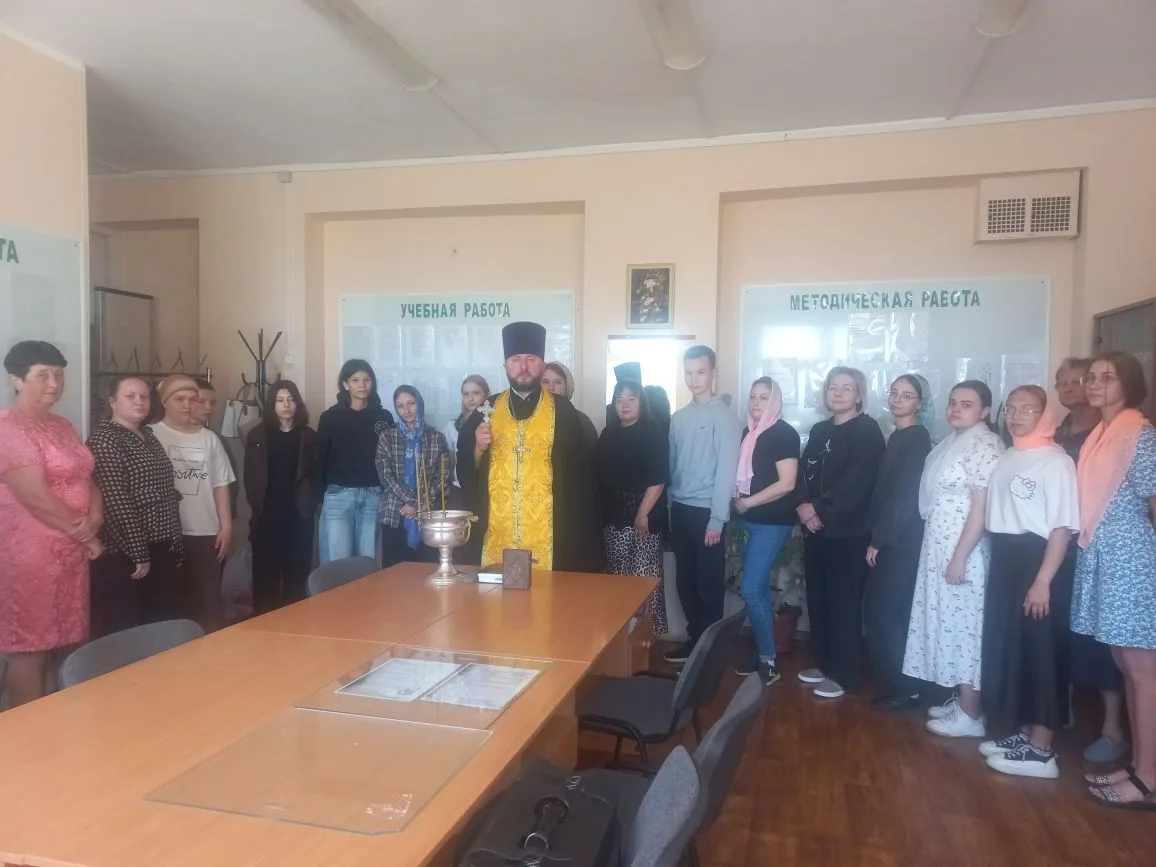 Духовная поддержка перед важным этапом: в школе прошёл молебен об успешной сдаче экзаменов

В нашей 