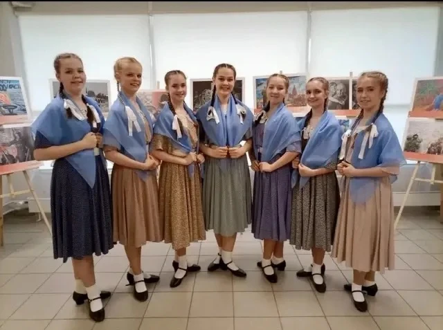 С 5 по 14 мая ученица 7 "В" класса Хвостова Лана, в составе ансамбля танца «Ровесники», принимала ак