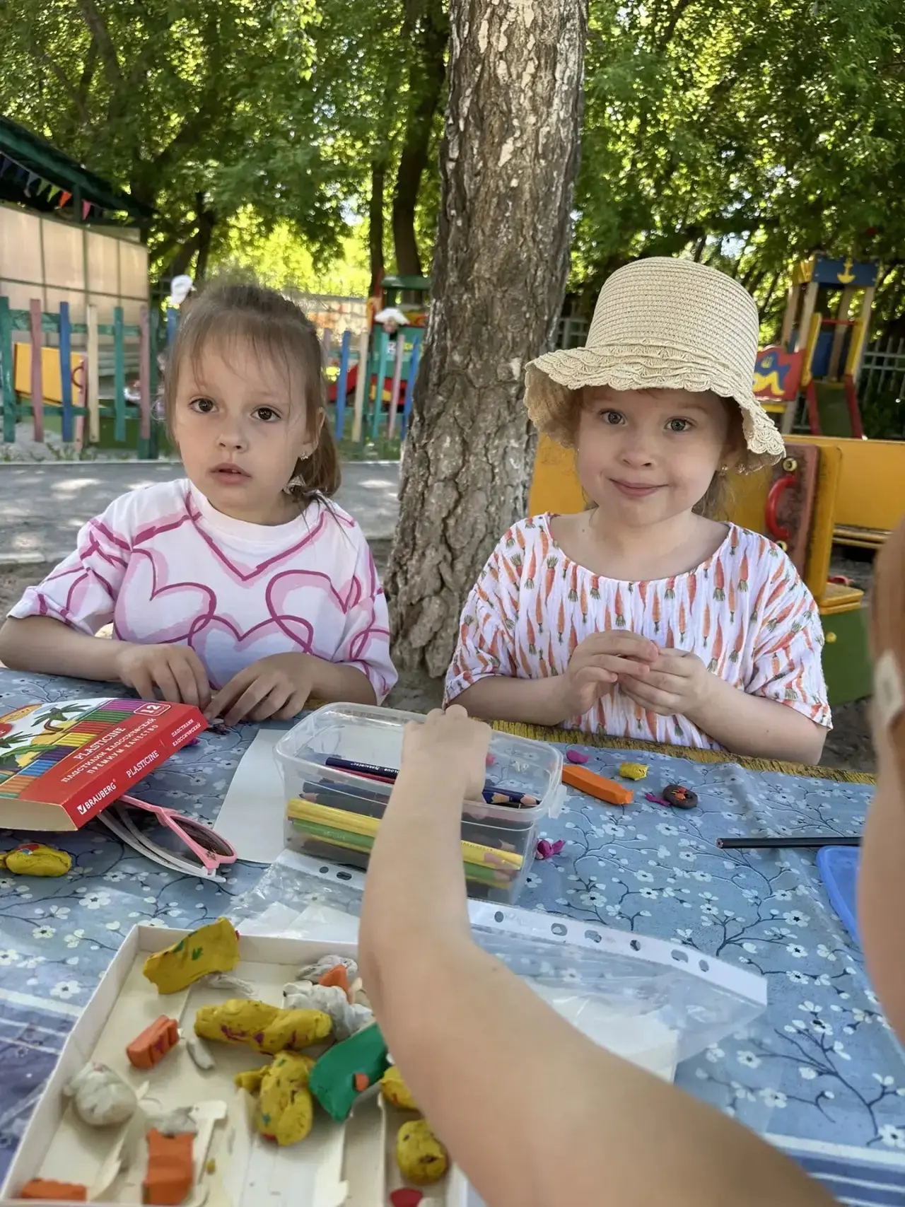 ☀️🌞😍В группе «Одуванчики» ребята не только увлекательно гуляют, но и с радостью лепят из пластилин