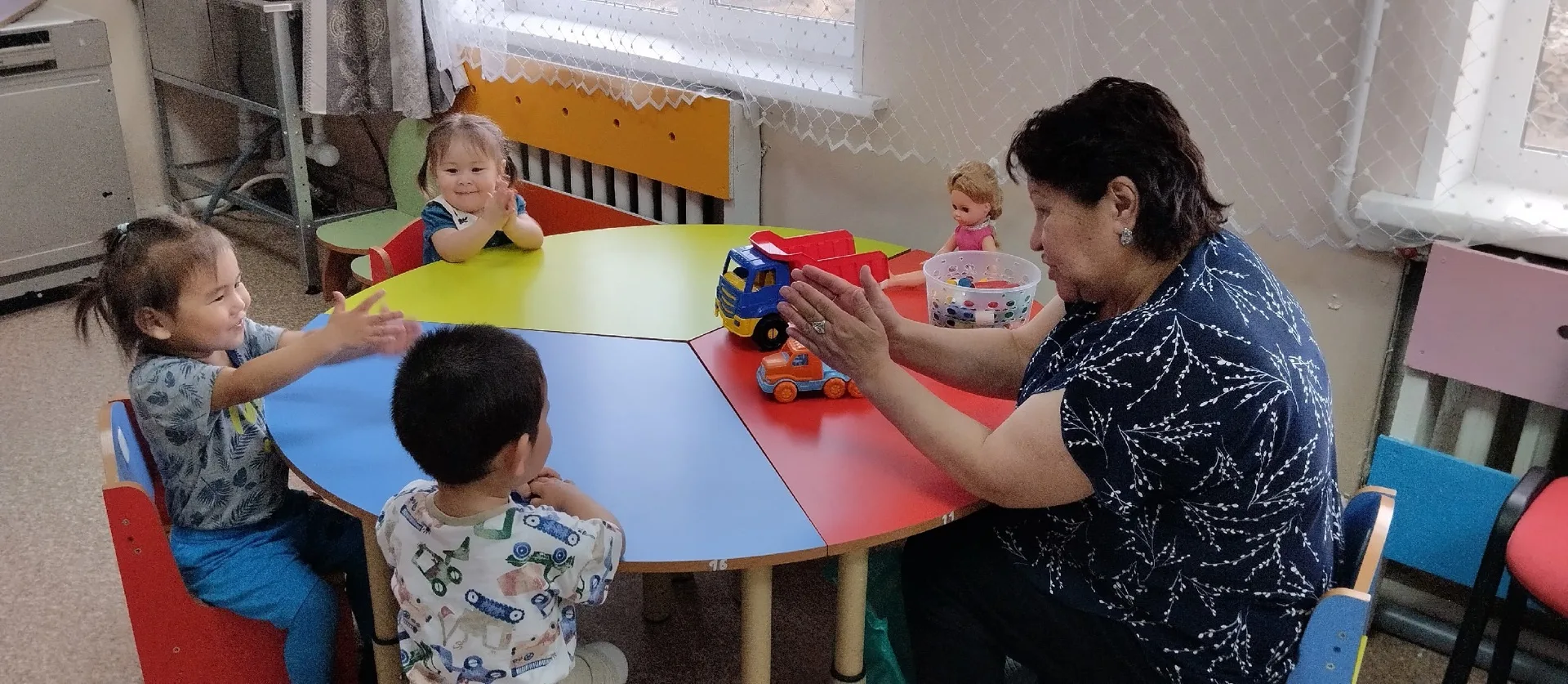 ФЭМП. 
Тема: " Большой - маленький".
Цель: Продолжать развивать речь детей, память, воображение, уси