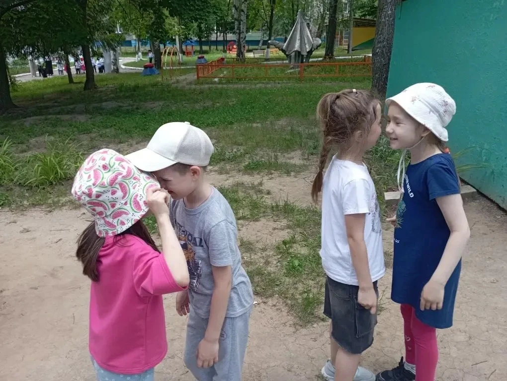 В летний период в детском саду из-за объединения детей из разных групп, ребятам предстоит снова учит