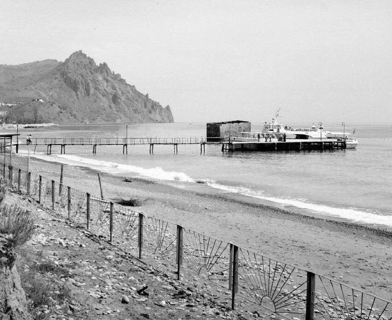 Курортное. 1974 год.
Причал для посадки.

Подпишись на Историю Феодосии в Махе