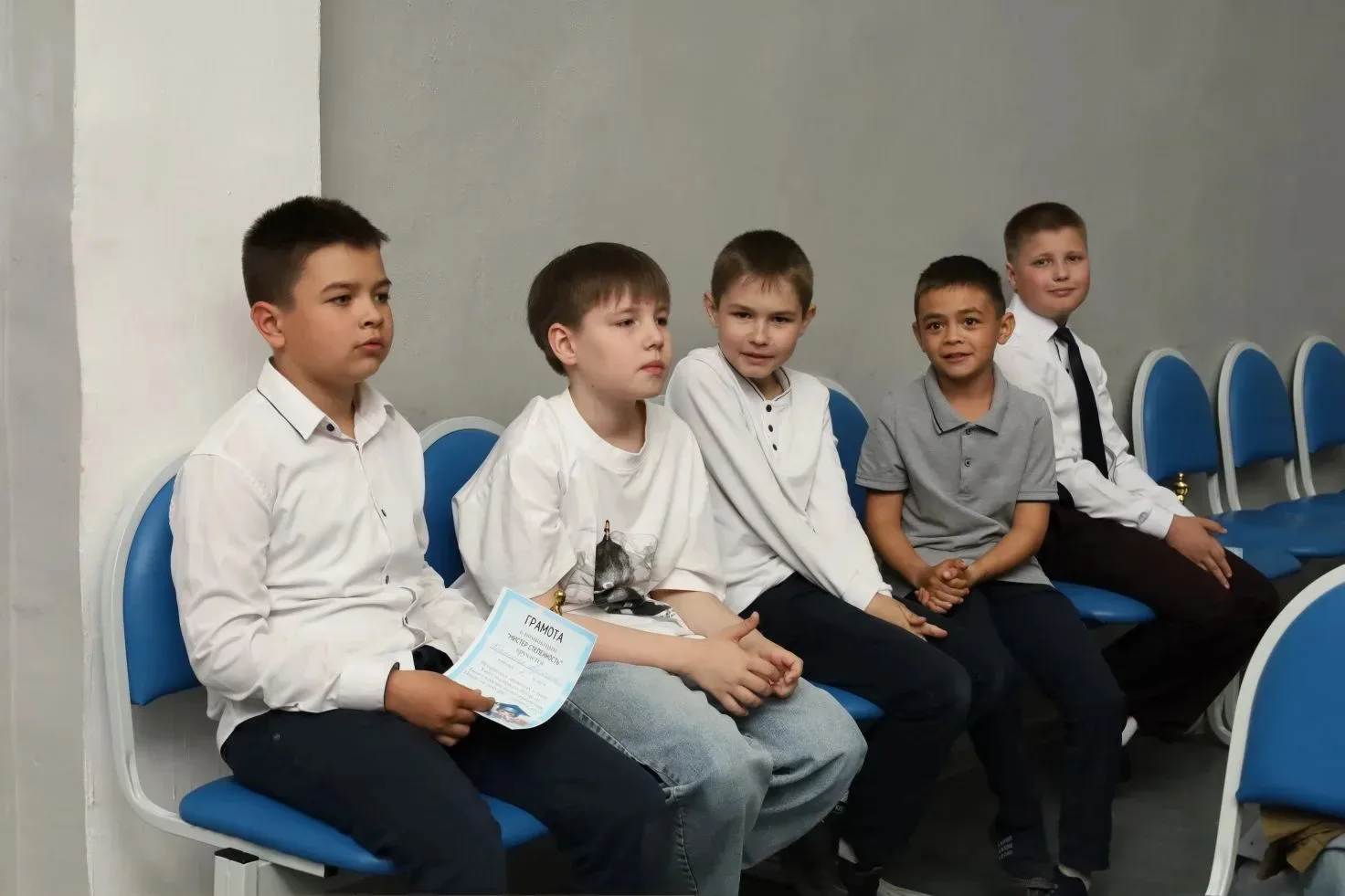 Дорогие ребята, уважаемые родители и коллеги, поздравляю Вас всех с окончанием начальной школы!  Ваш