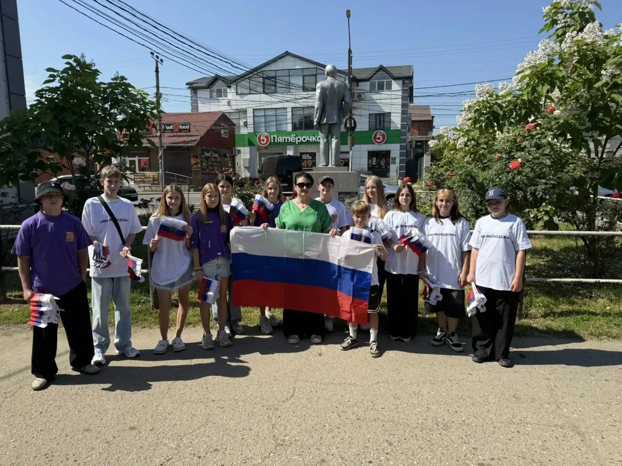 ✨ В преддверии главного государственного праздника — Дня России — наши школьные активисты засияли яр