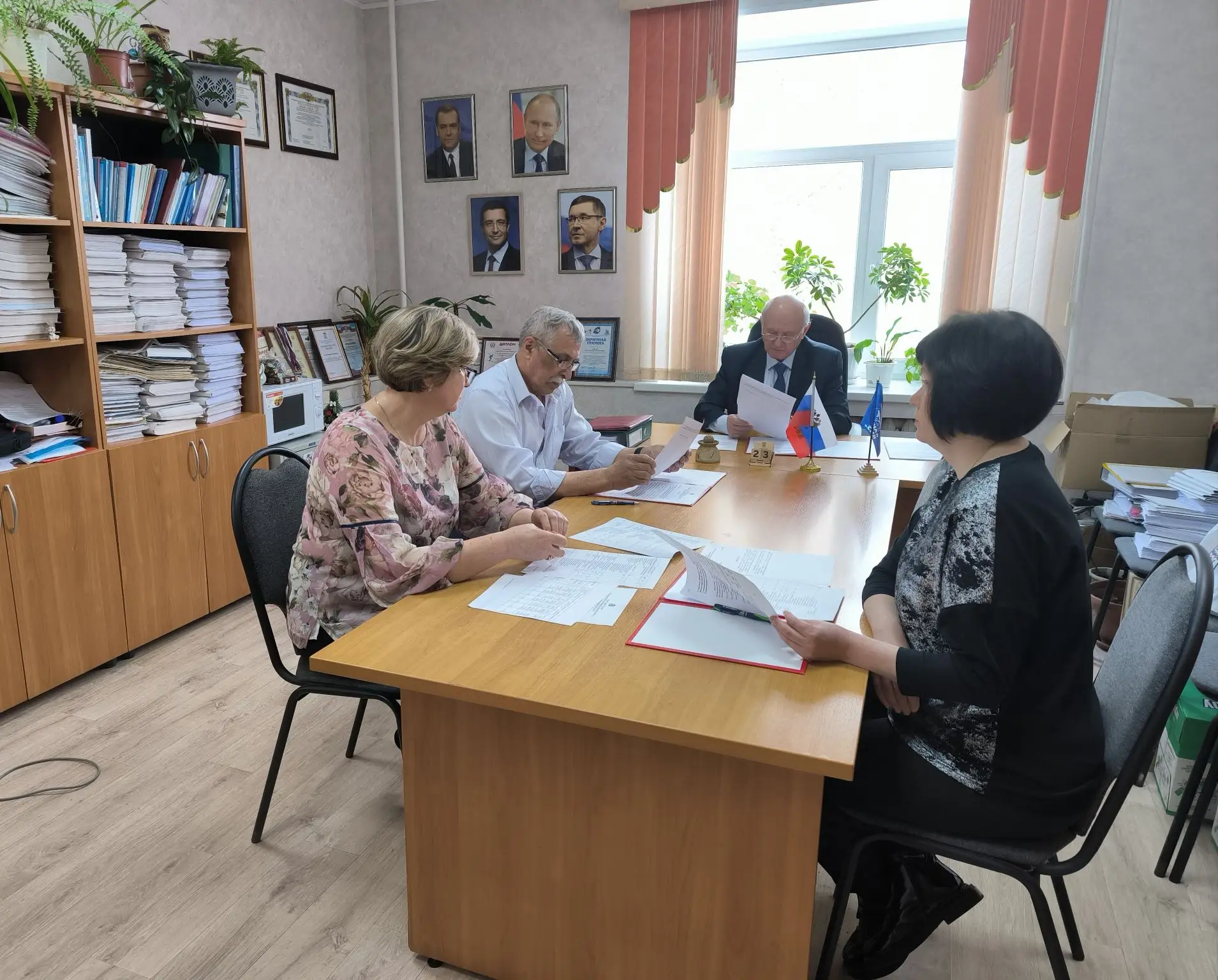 Подготовка к заседанию Совета депутатов. 

Состоялись заседания постоянных комиссий Совета депутатов