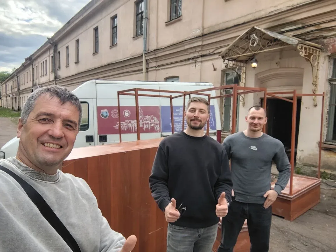 Спасибо большое Бюро добрых дел за помощь с доставкой витринам и спасибо коллегам из Выборгского Зам