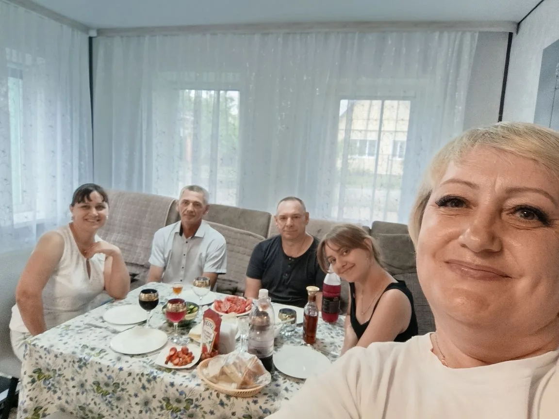 Сваты в гостях были. Сели только. Погода подвела. Шашлыки и люля жарили в аэрогриле