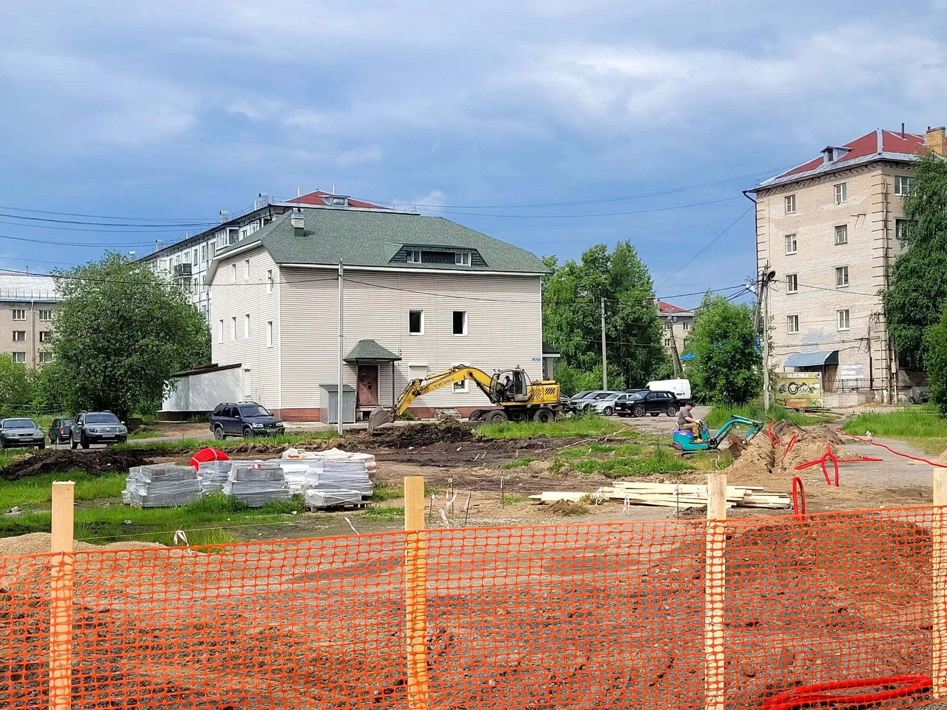 На улице Ленина в Няндоме приступили к обустройству детского городка🌿

Работы выполняются по федера