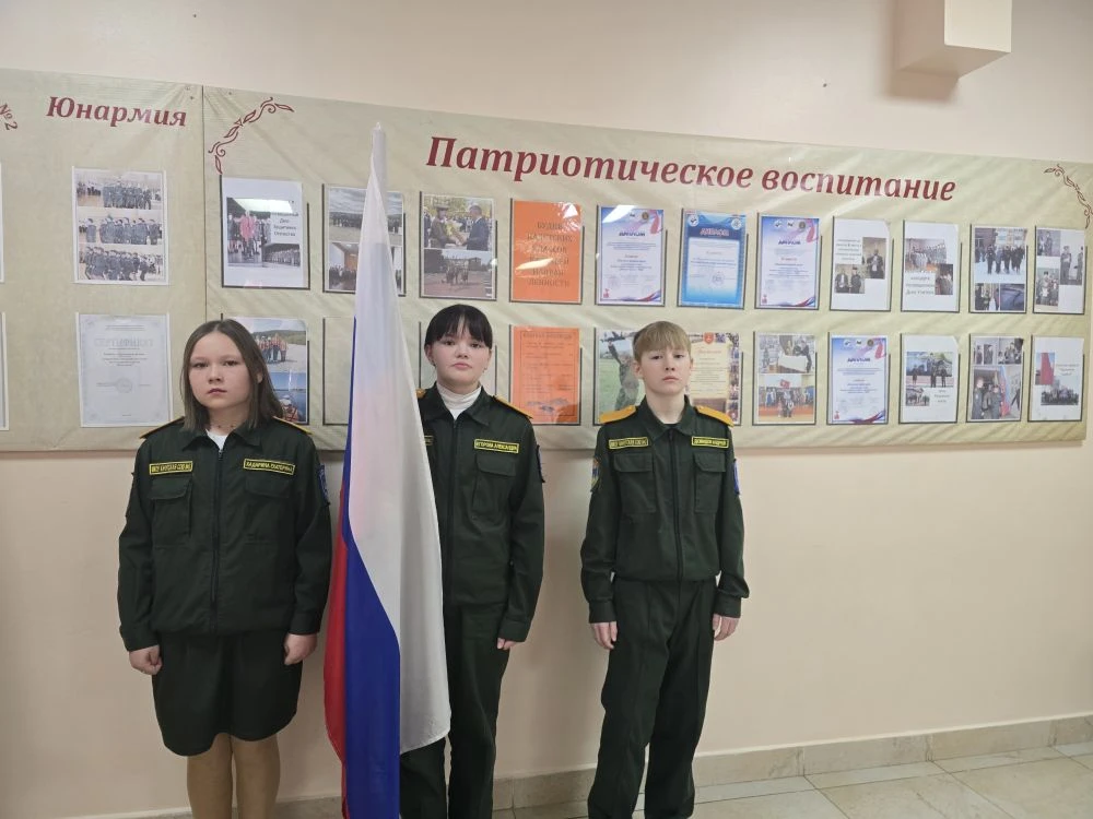 Утро понедельника в нашей школе началось с торжественной линейки. Право внести государственный флаг 