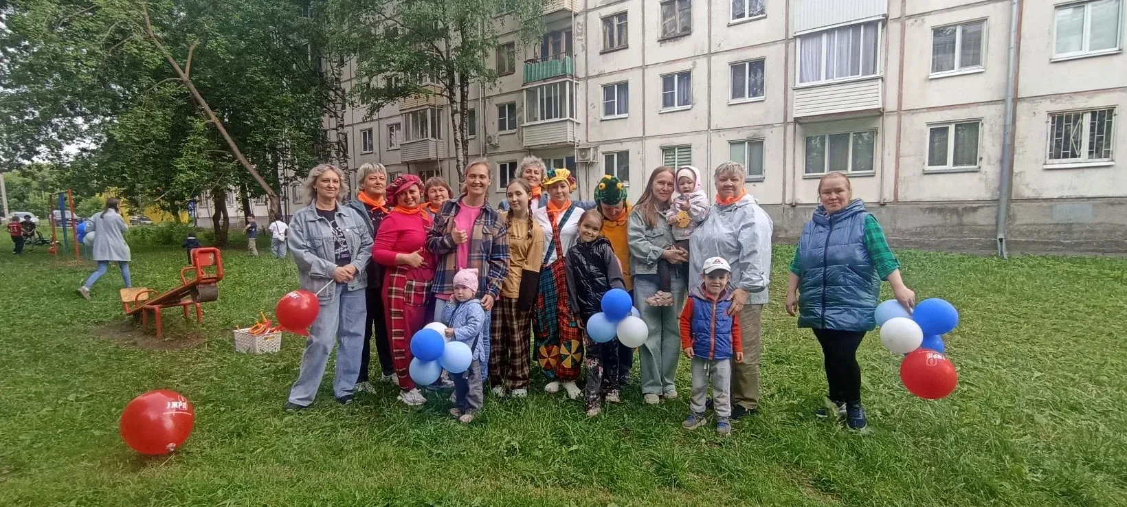 🎉 День двора — праздник, который запомнится надолго! 🎉

Коллектив нашего детского сада превратил д