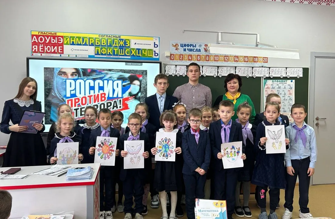 Активисты первичного отделения и волонтёры отряда «Инициатива добра» совместно с советником директор
