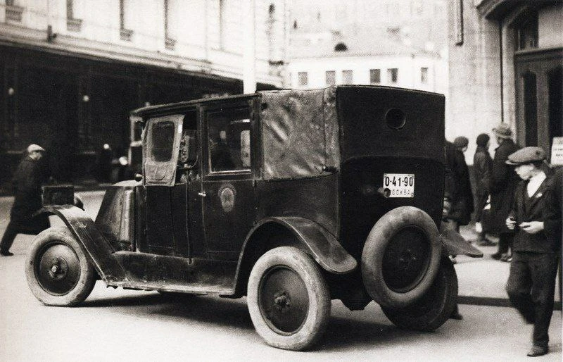 21 июня 1925 года в Москве появилось первое такси — 16 автомобилей марки «Рено».

История в Деталях 