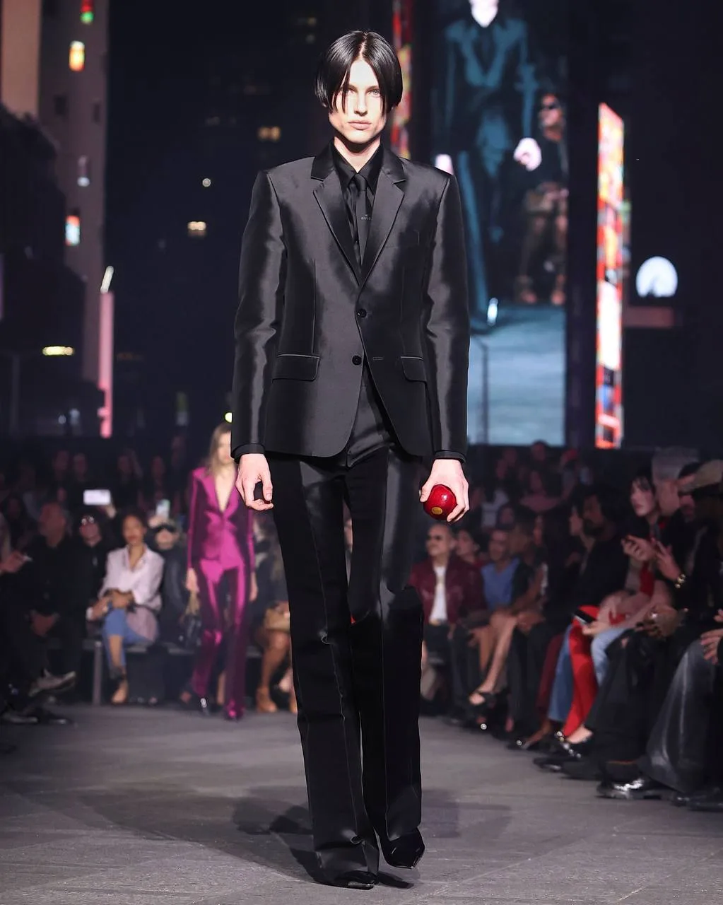#вещьдня — яблоко Gucci с показа Демны в Нью-Йорке. Вот это действительно Big Apple.