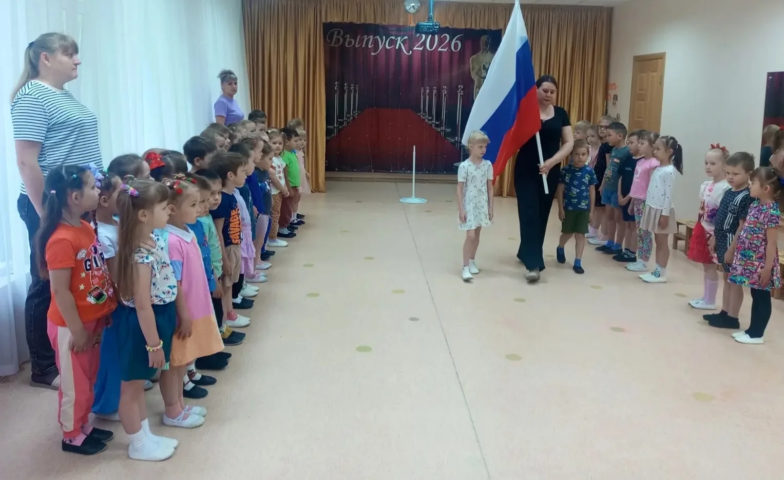 🇷🇺 Сегодня, в первый день недели, наш детский сад по доброй традиции начал день с торжественной це