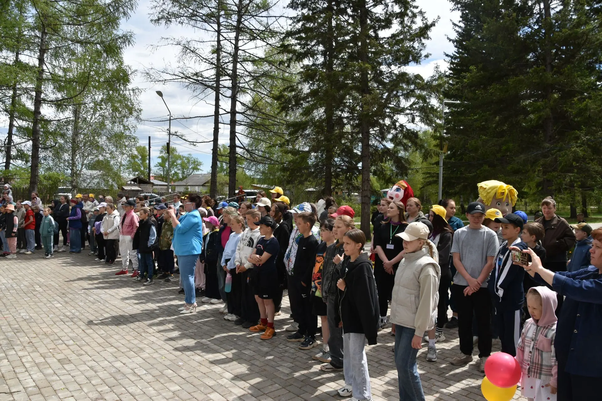 ☀️🧸🎈1 июня - Международный день защиты детей.  Для детей и родителей организовали веселую игровую 