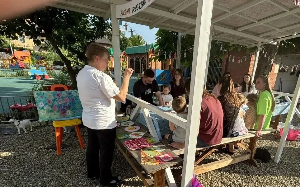 В группе "Звёздочки" на вечерних посиделках семейного клуба  был проведён мастер -  класс "Узелковый