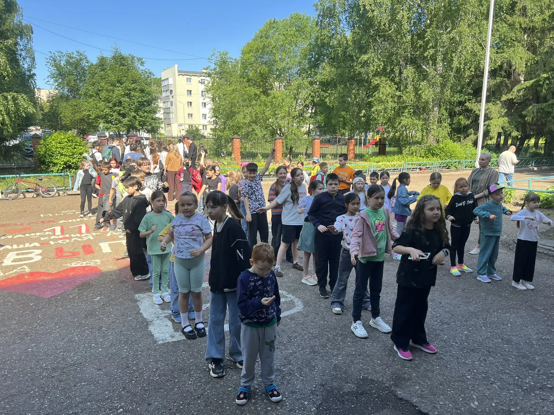 Доброе утро! От нашего пришкольного лагеря ☀️ 

Всем отличного настроения от первых 11-ой школы!🥰✨ 