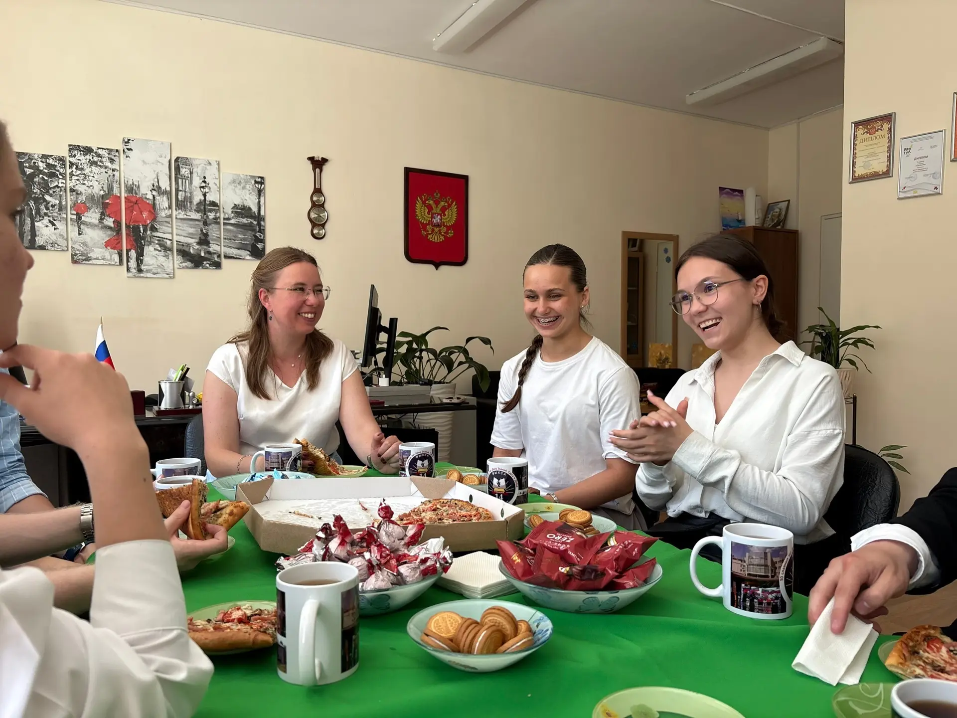 🍕Пицца с директором 
Сегодня Совет старшеклассников МБОУ Гимназии №14 им. С. С. Клиповой провёл под