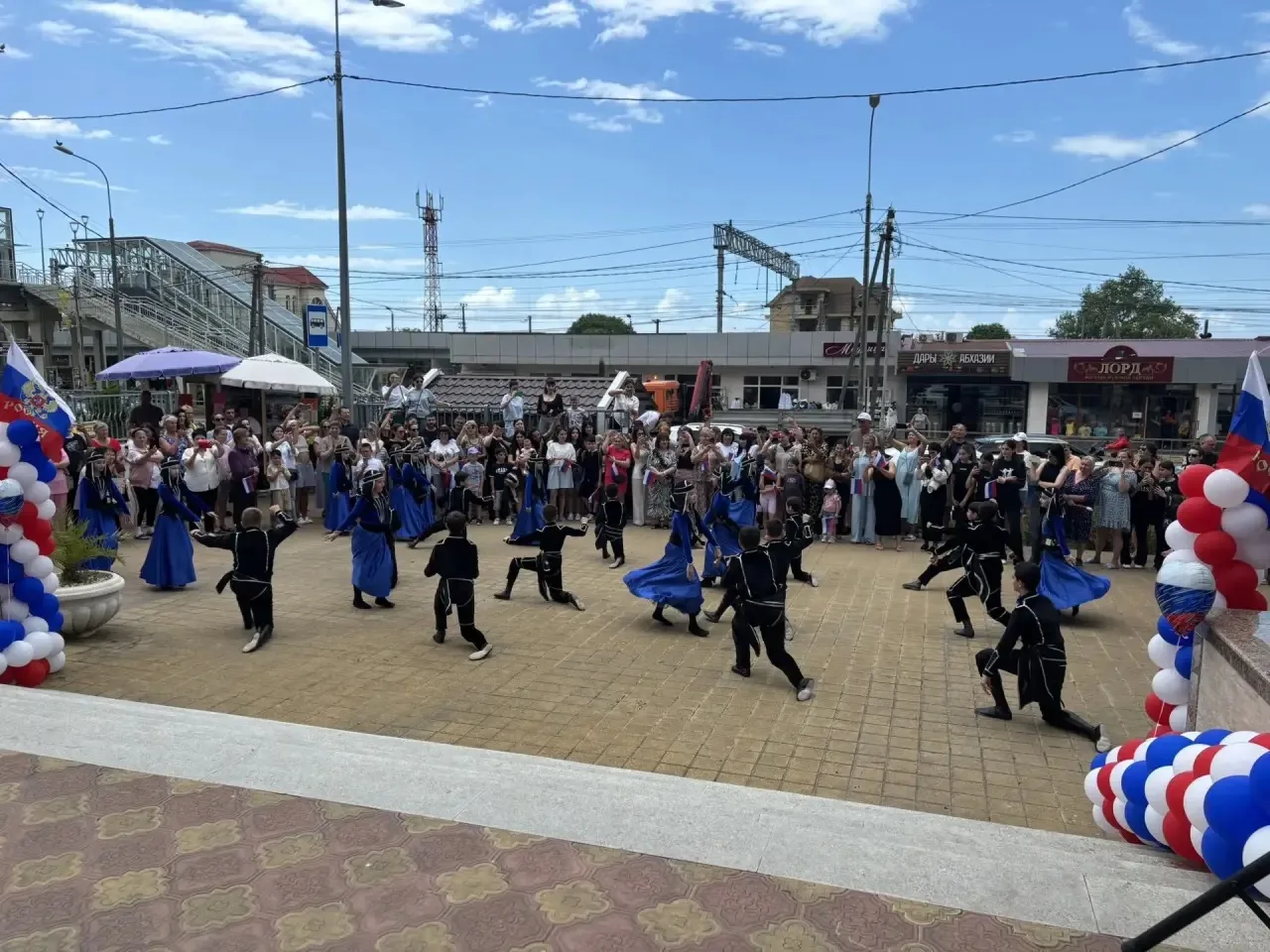 🇷🇺 Праздничные мероприятия проходят в различных локациях города Сочи,  в том числе и в микрорайоне