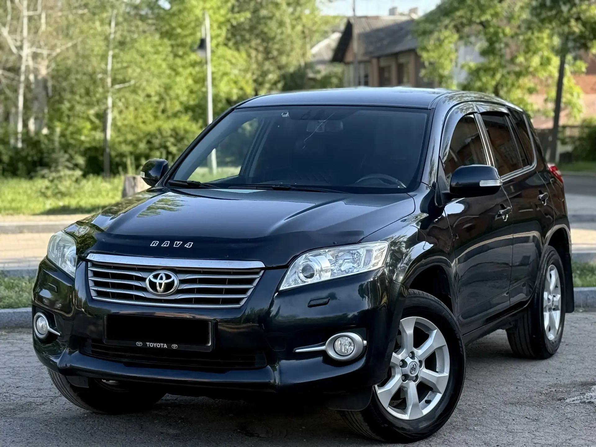 Toyota RAV4
Год 2011 (рестайлинг)
Двигатель 2.0 бензин
Автоматическая Коробка передач
Привод полный 