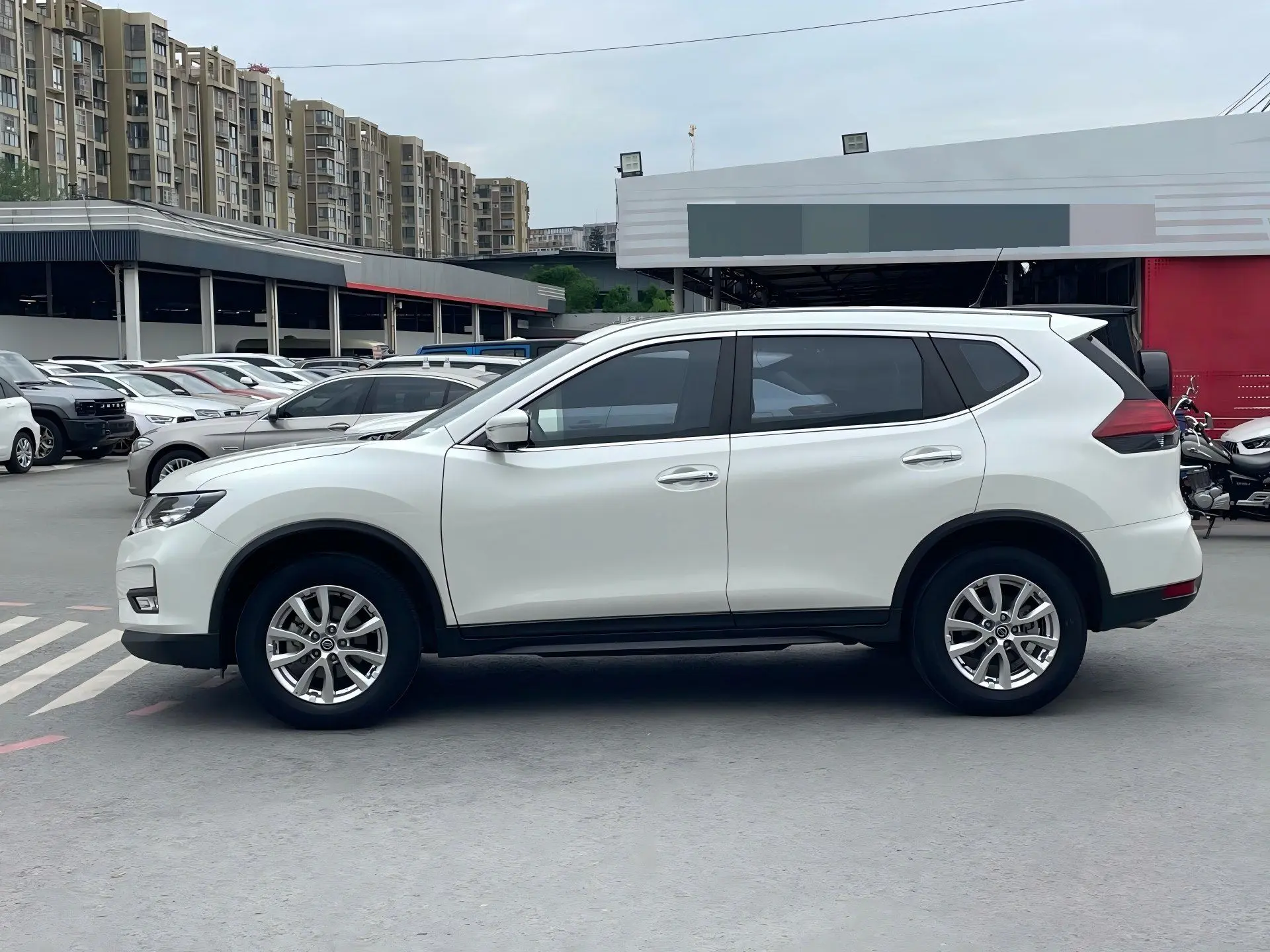 🚗 Один из самых популярных семейных кроссоверов Nissan. Просторный салон, проверенный атмосферный д
