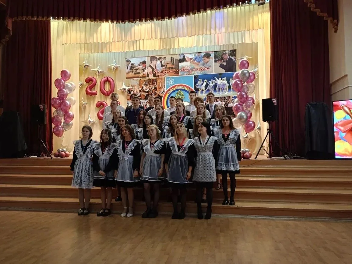 Школьный вальс, фартуки, цветы и ком в горле... 🍂🎓
Вчера в МБОУ «СОШ № 169» прозвенел последний зв