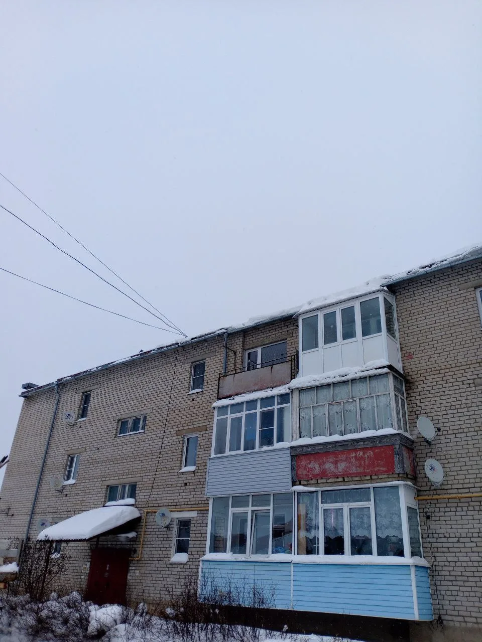 Продолжается плановая уборка наледи и сосулек.