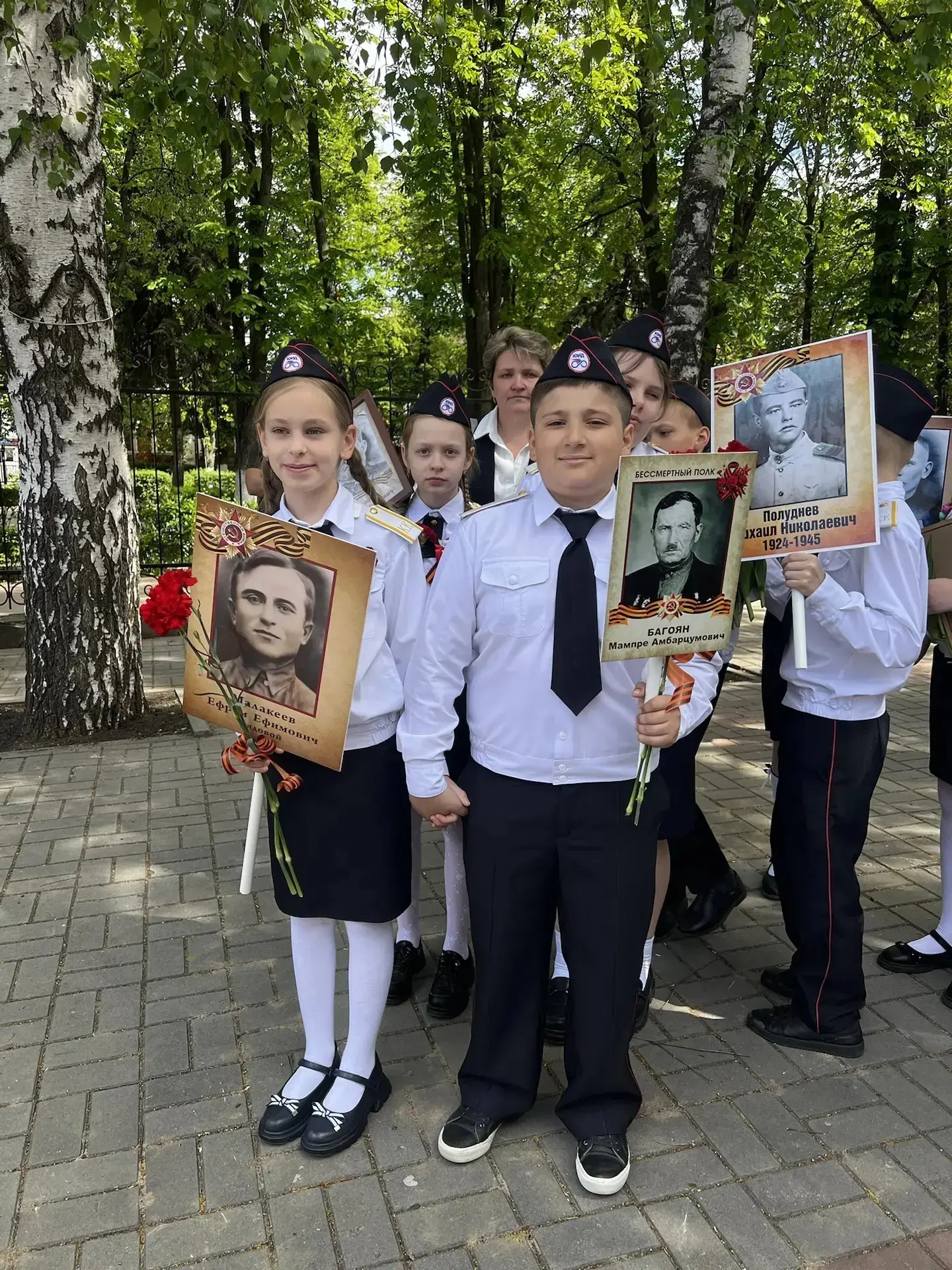 🎆🎆🎆 Правнуки Победы!

Наши ребята сегодня возложили цветы к памятникам и могилам Неизвестных солд