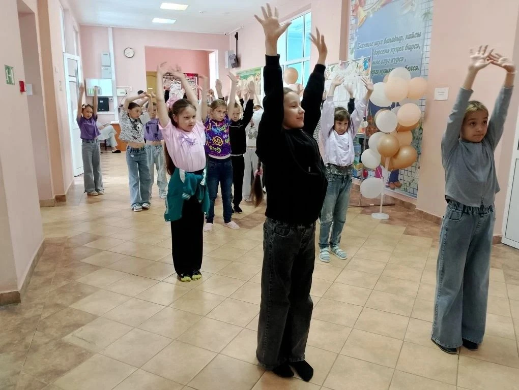 Девятый день лагерной смены традиционно начался с утренней зарядки и с полезного завтрака в столовой