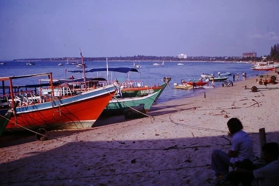 Паттайя-Бич: ретроспектива 1973 года 🌴🌊 

Это было тихое, нетронутое побережье, далекое от совреме