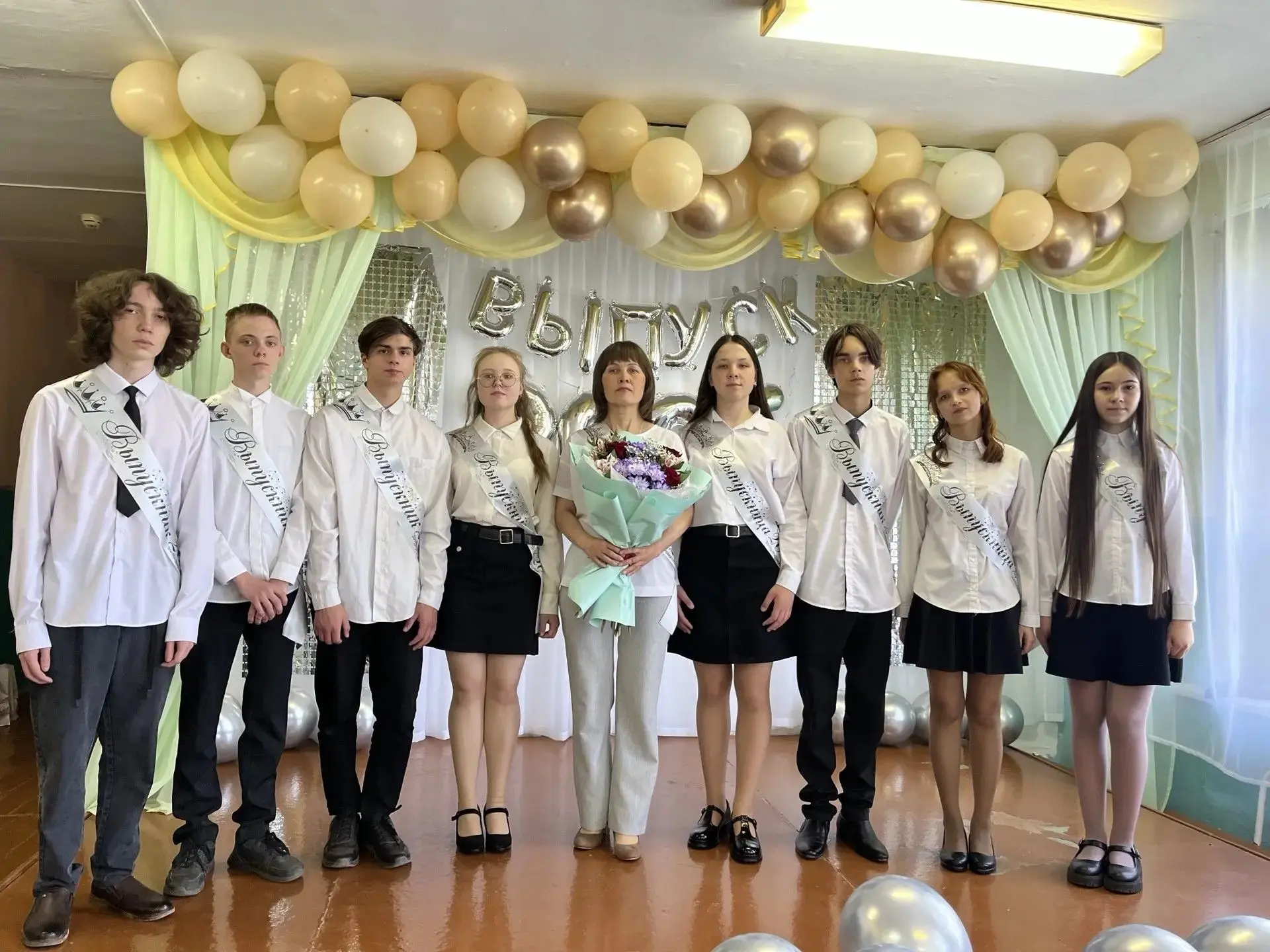 Дорогие наши ребята! Пусть этот последний звонок навсегда останется в памяти как символ вашего перво