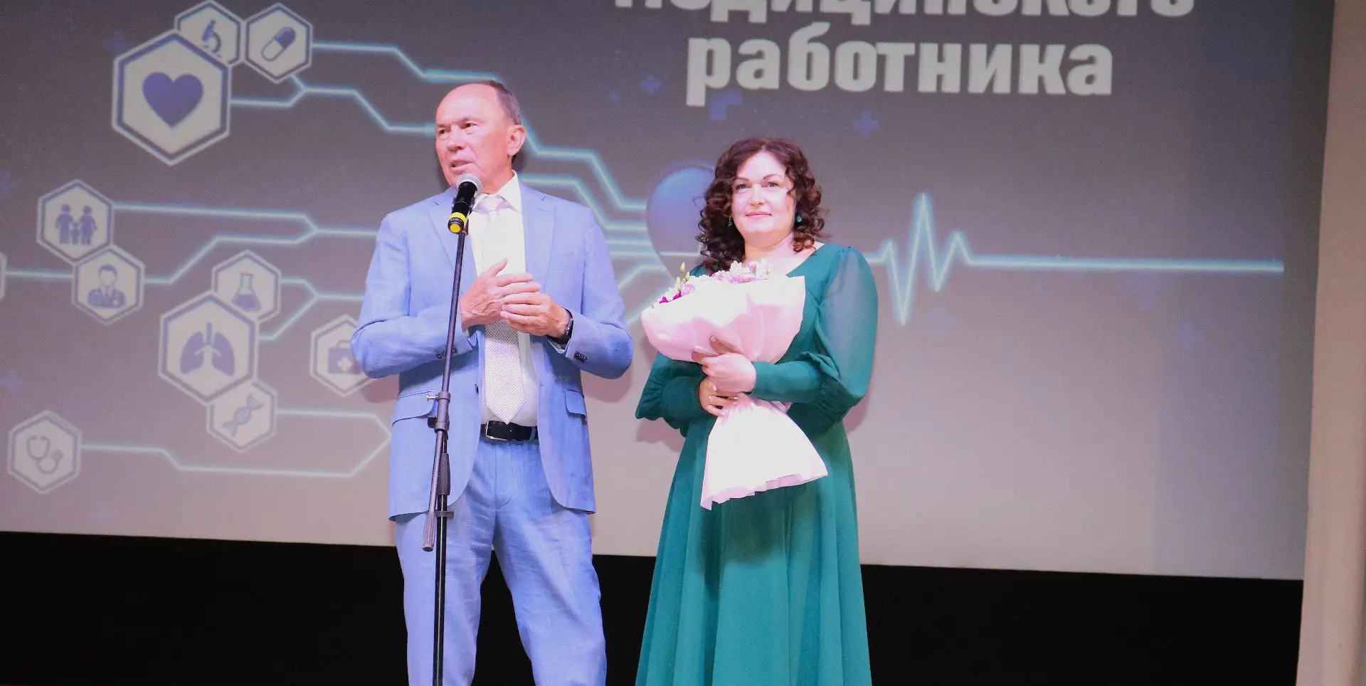 Сотрудников центральной районной больницы и ветеранов здравоохранения поздравили Глава округа Вячесл