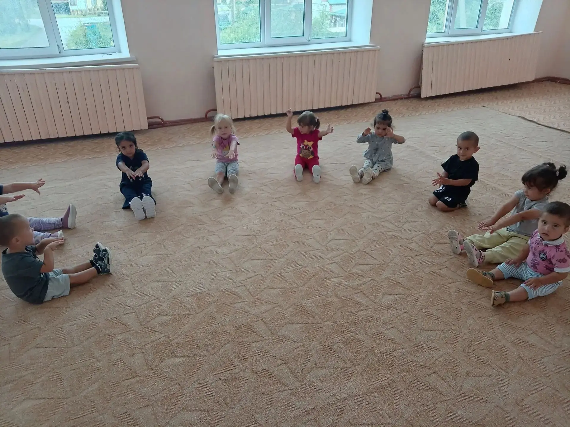 Каждое утро в младшей группе проводится утренняя гимнастика. Детки с удовольствием становятся на зар
