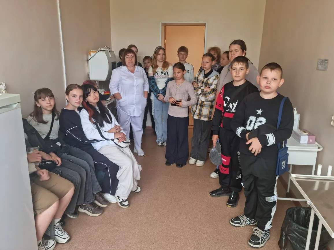 👨‍⚕️🔧📮 Путешествие в мир профессий: воспитанники летнего лагеря школы №7 побывали на экскурсиях.
