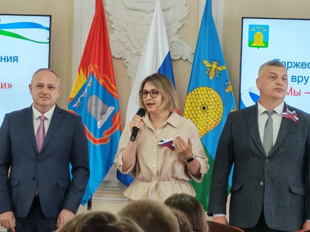 🌟 Большой день для наших звёздочек!  

В преддверии Дня России ученицы 8А класса — Таисия А. и Тать