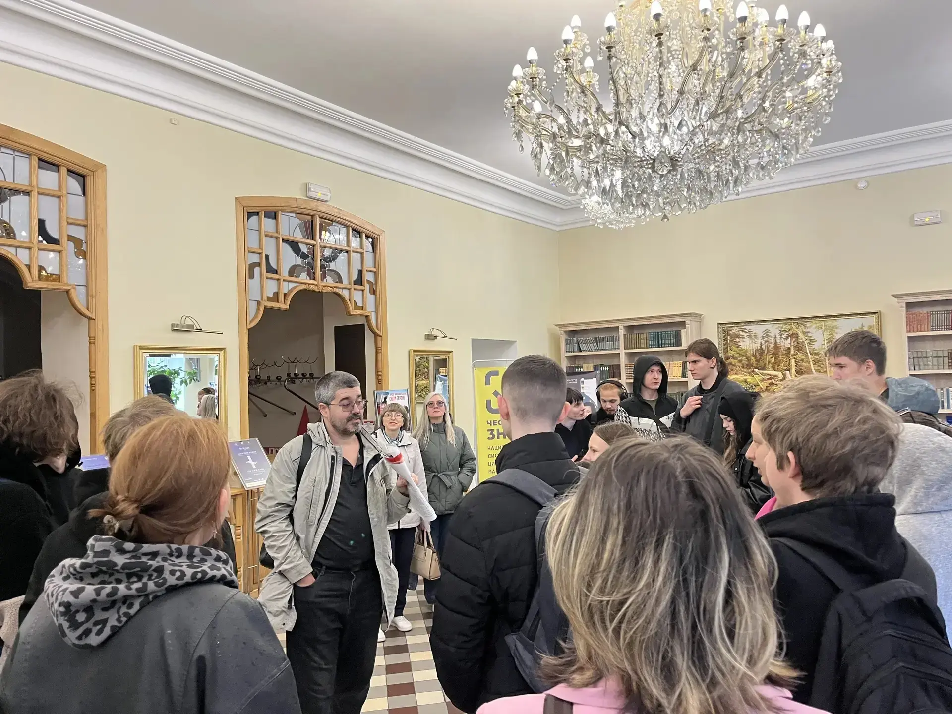 🚶‍♂️📜 «Улицы Хабаровска рассказывают»: студенты ХИИК СибГУТИ приняли участие в городской экскурсии