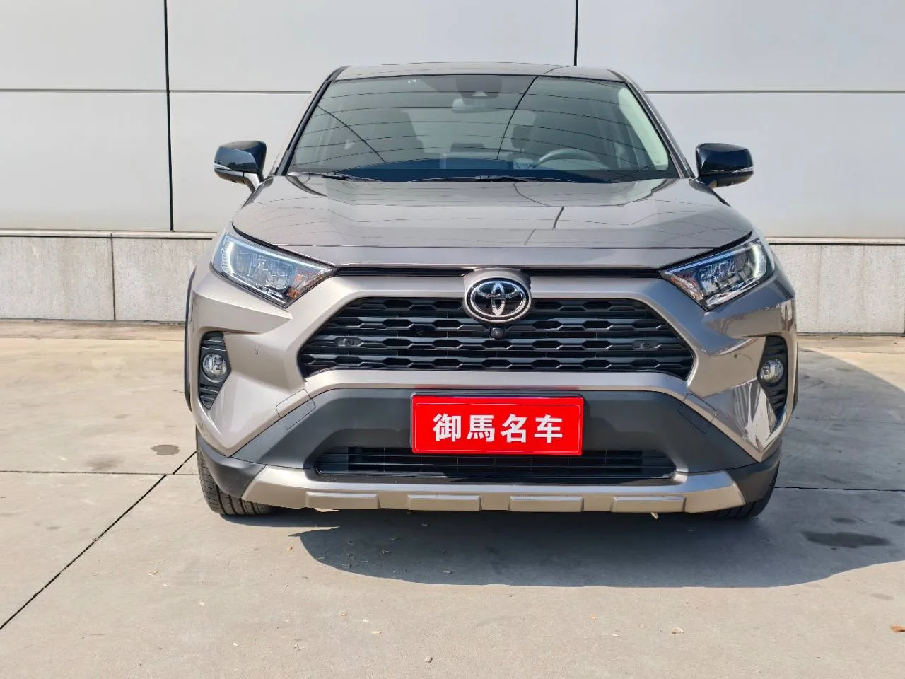 Toyota RAV4 

Доступен к покупке в Китае 🇨🇳
под полный утиль сбор ♻️

Год выпуска;2022  
Привод: 4