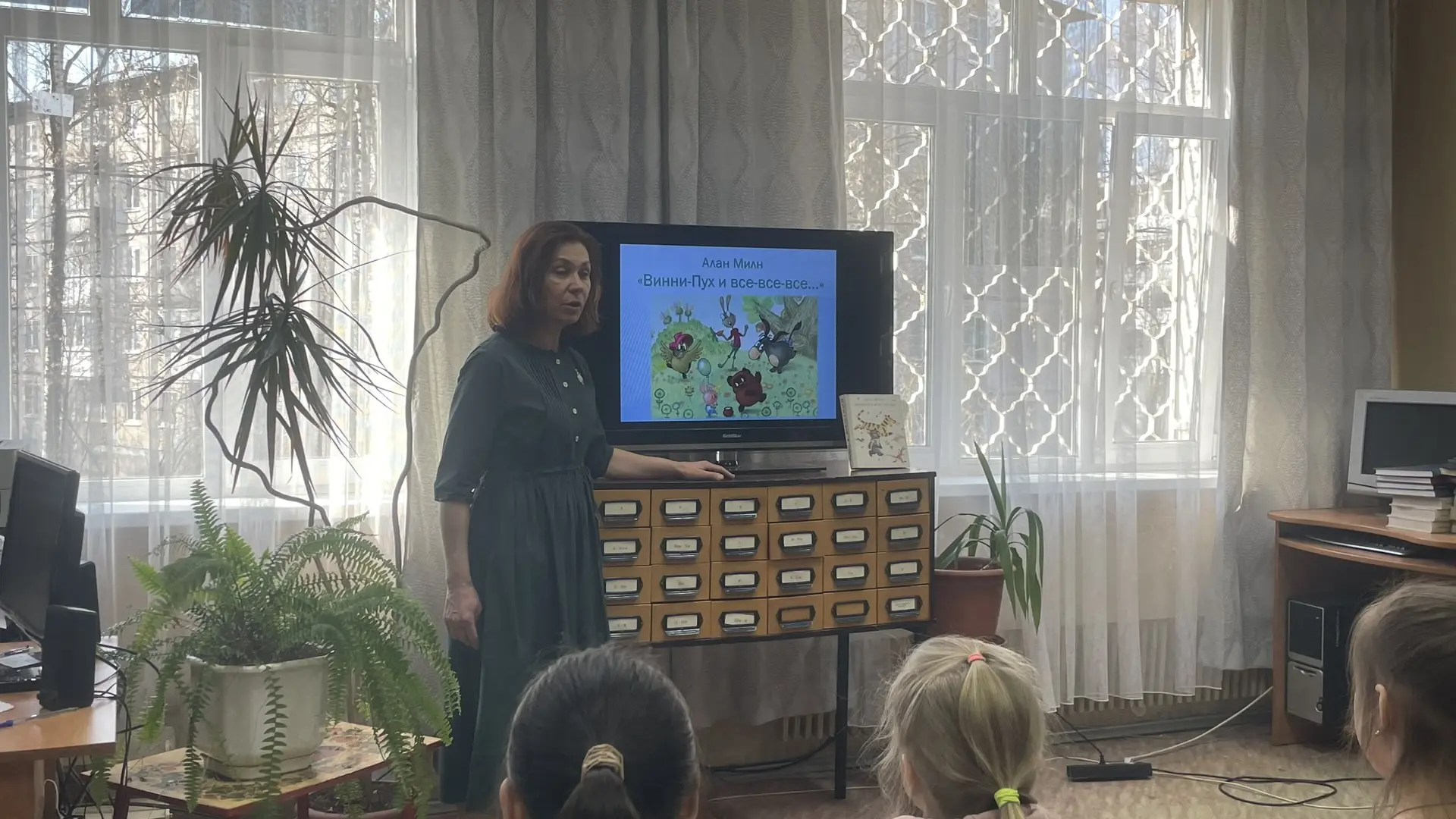 26 марта в библиотеке посёлка Химинститута состоялась экскурсия по теме «Книжкины именины» (Междунар