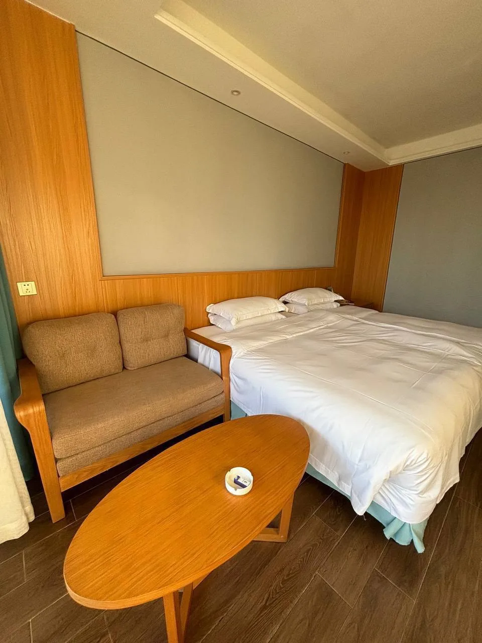 South China 4*
📍 Дадунхай 

Один из самых популярных отелей у русских туристов на Хайнане 🇨🇳

Это