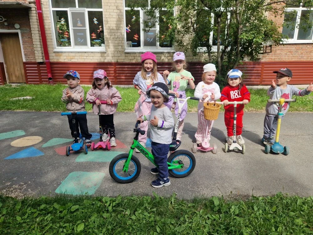 Наступило тепло и ребята с удовольствием приезжают в детский сад на своих трехколесных друзьях. Вело
