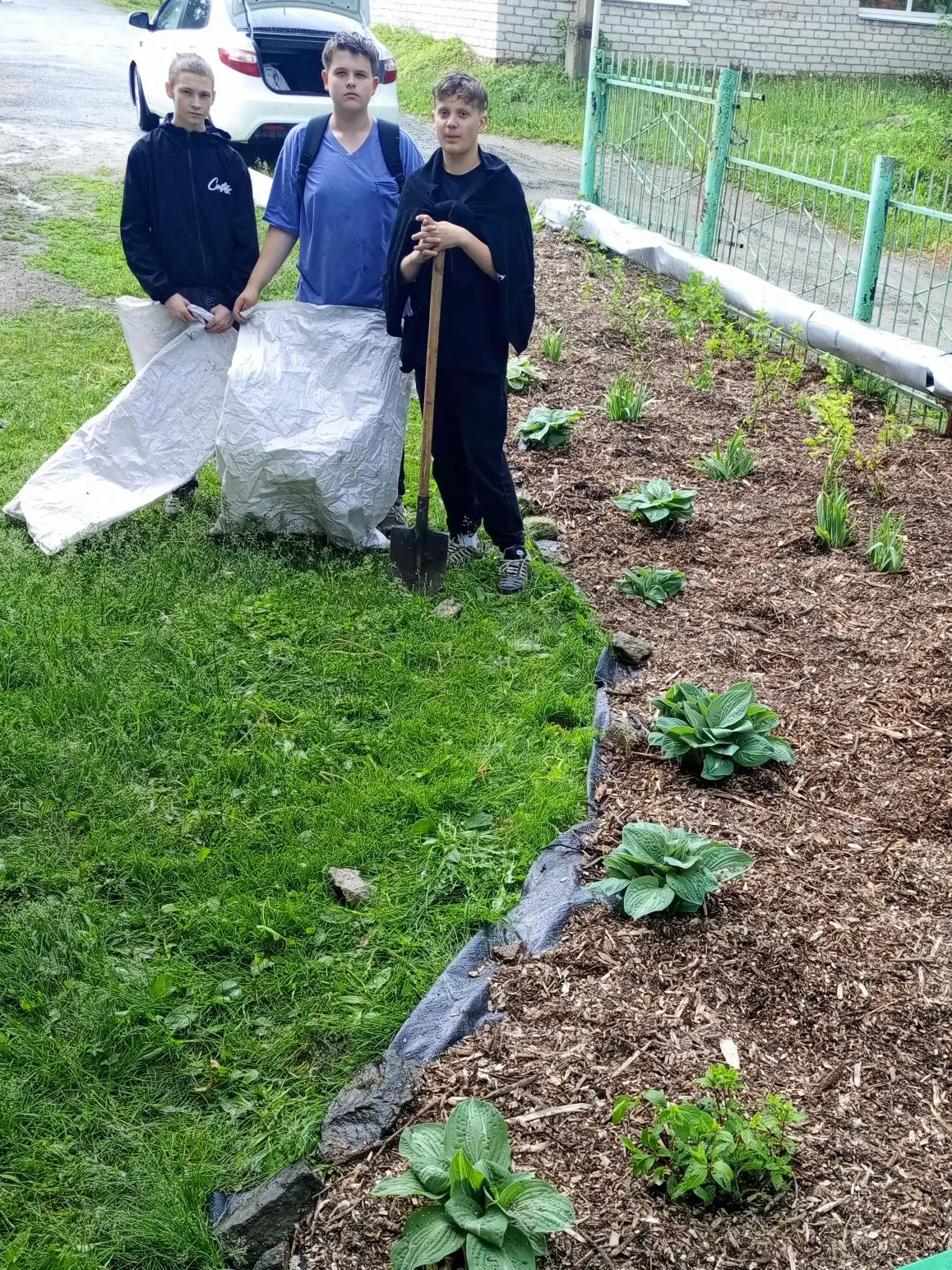 🌱Цветущая традиция: как мы обустраиваем новый цветник!

Участники нашего трудового лагеря под руков