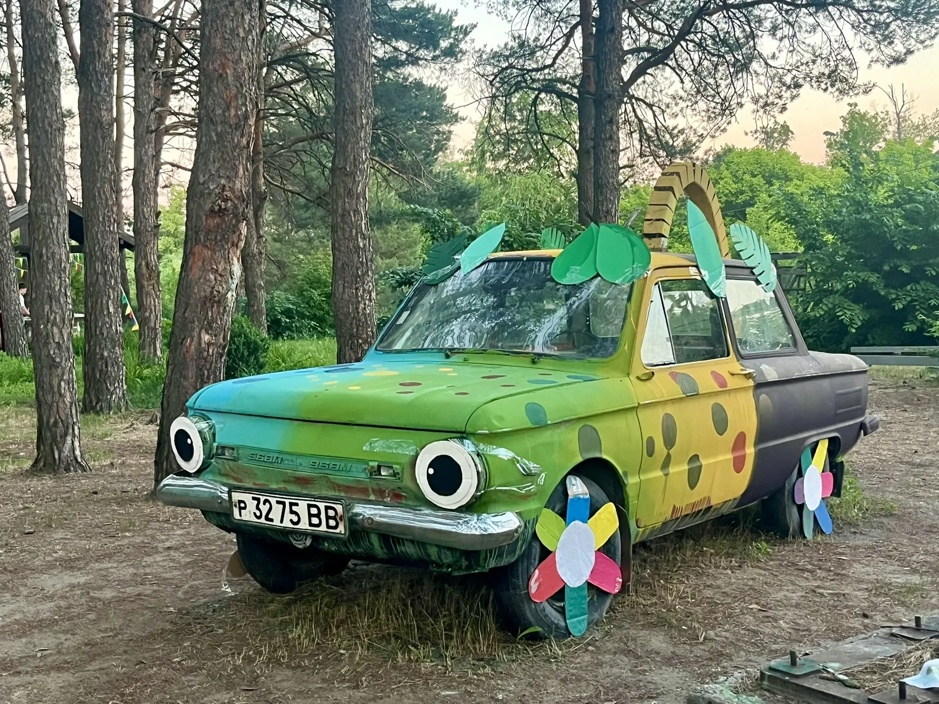 🚗🎨 Запорожец-хамелеон готов!

Сегодня участники 1 компании приняли участие в конкурсе «Тачка на пр
