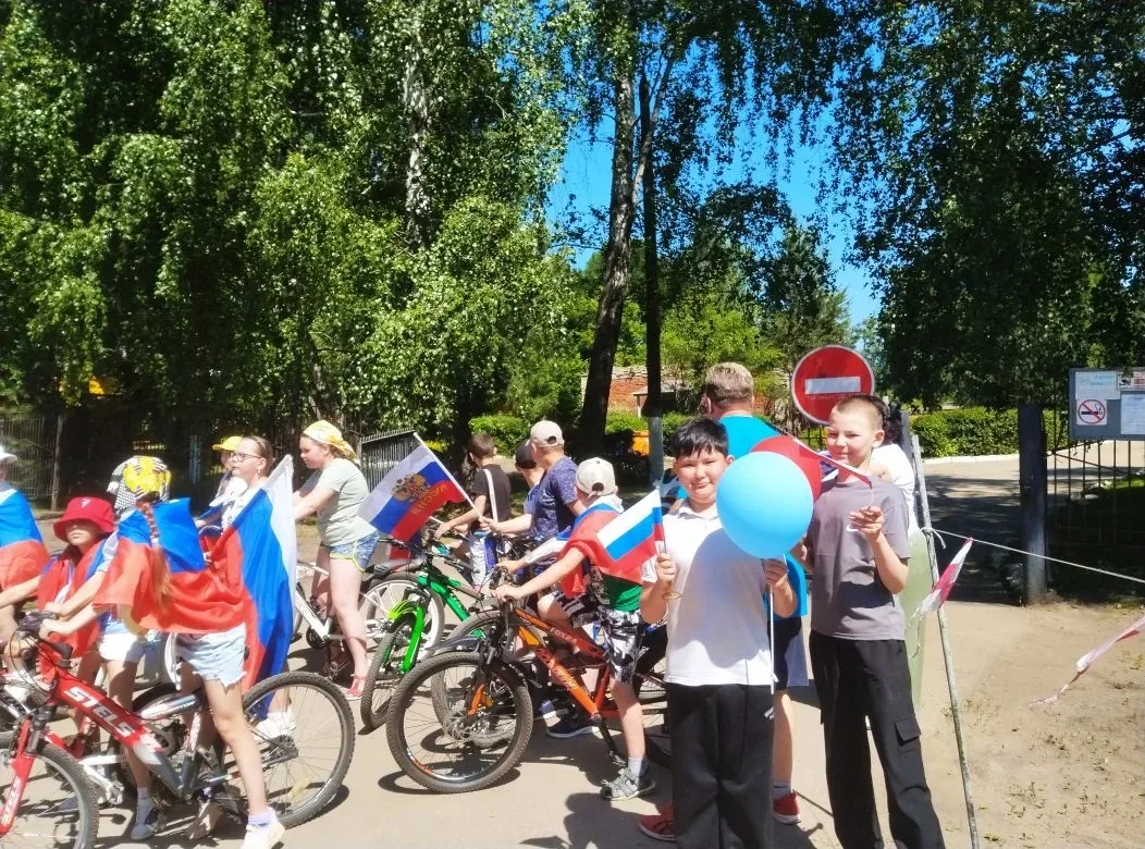 🇷🇺 Велопробег ко Дню России: скорость,единство и гордость за Родину! 🇷🇺

В нашем школьном лагере