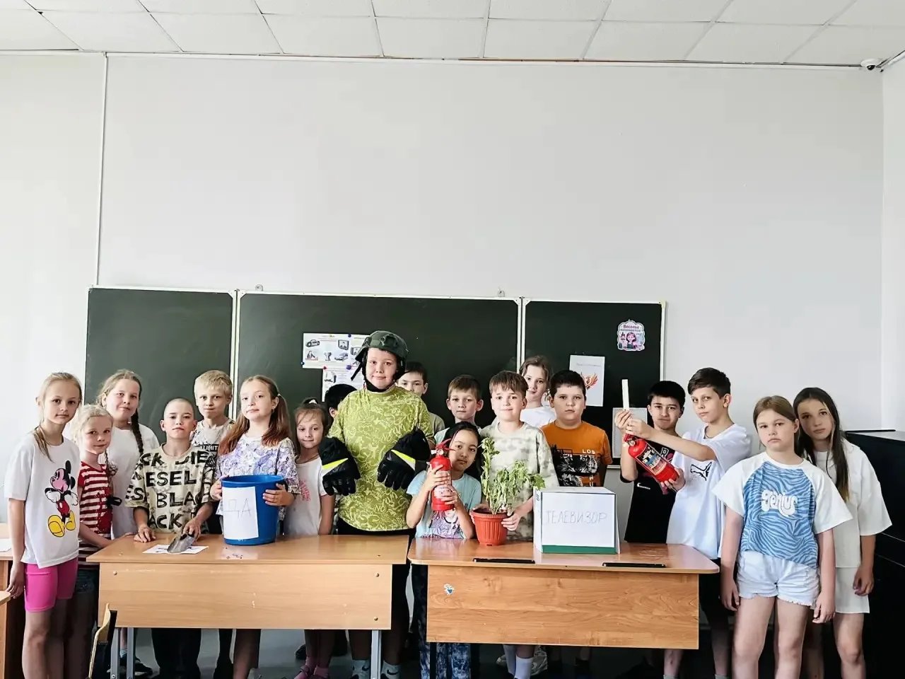 11.06.26

Наше утро началось с зарядки во дворе школы, которую провёл Ковалёв Р.А.
Лето — время отды