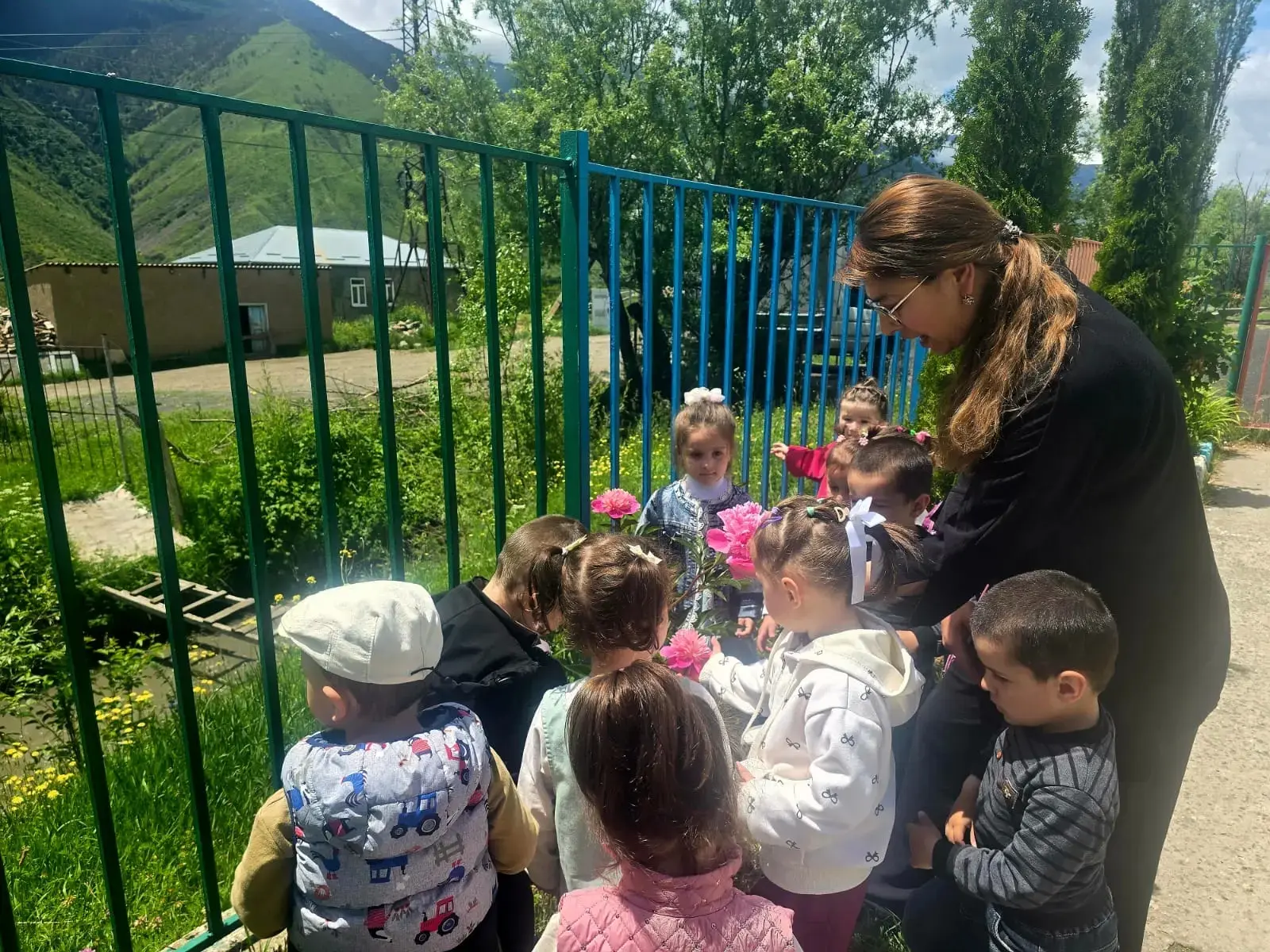 Занятие на свежем воздухе в 1 младшей группе "Лучики "

🔷 Понимание речи, нахождение предметов по н
