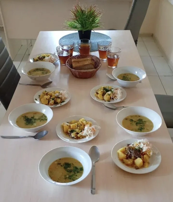 🍲 В пансионате «Дом» мы уделяем особое внимание питанию наших постояльцев.

Каждый день на столе ра