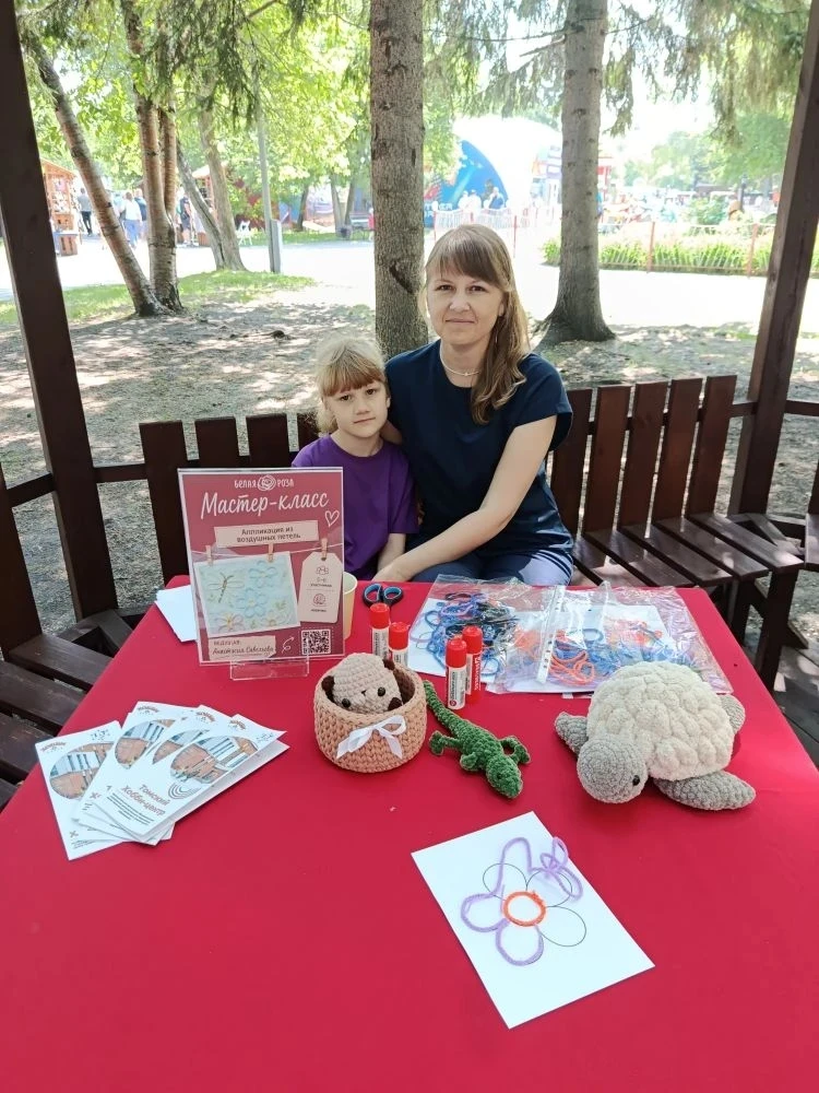 🧶 Тепло, уют и творчество в городском саду Томска!

Сегодня, в честь Всемирного дня вязания, в горо