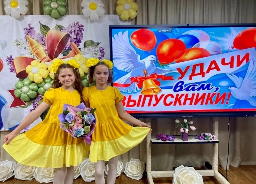 Праздник прощания с детством!
Никуда от этого не деться,
Никому разлук не избежать.
Снова чьё-то роз